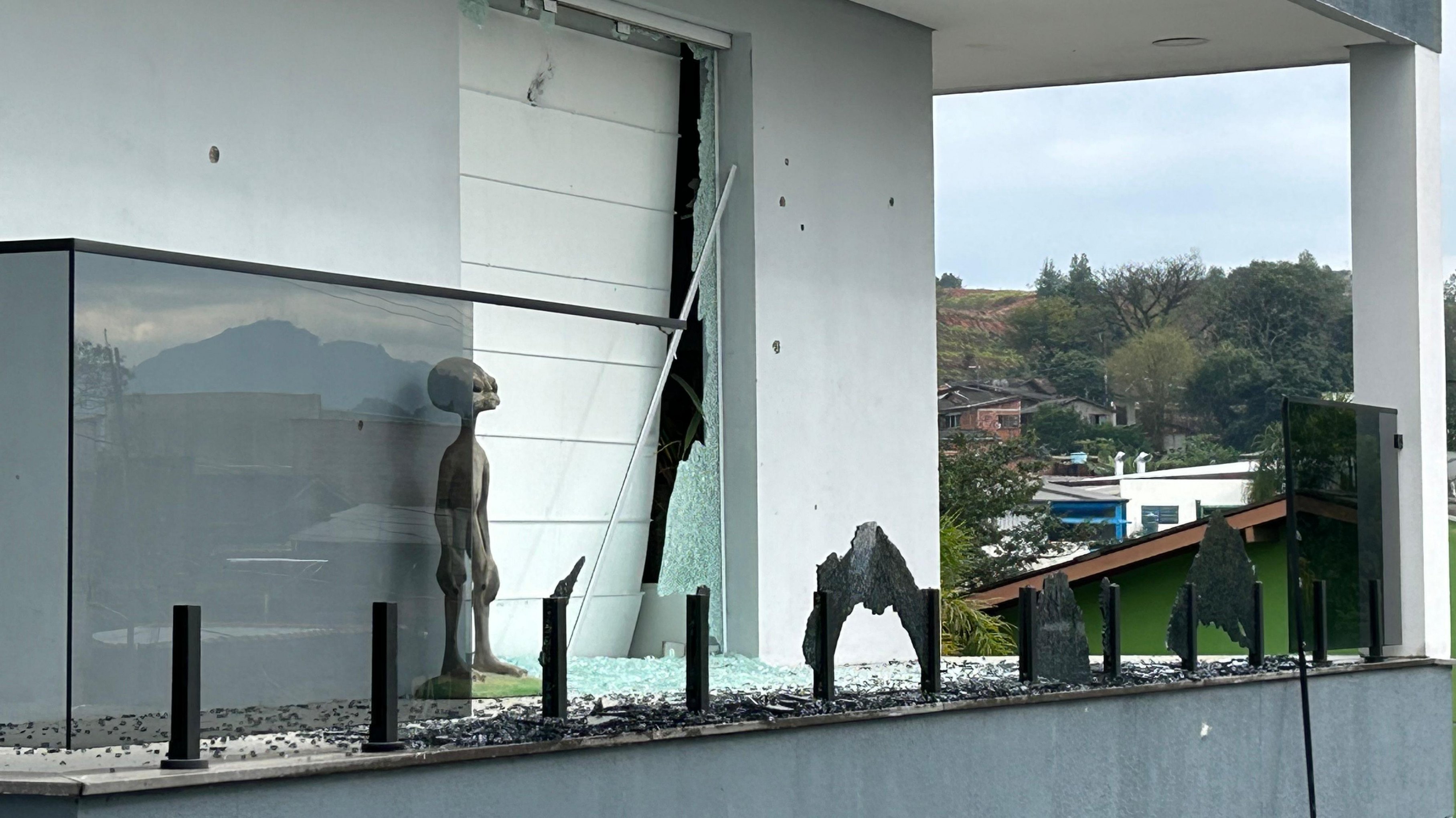 Vizinhos são acordados com rajadas de tiro e com mulher pedindo socorro após casa ser metralhada