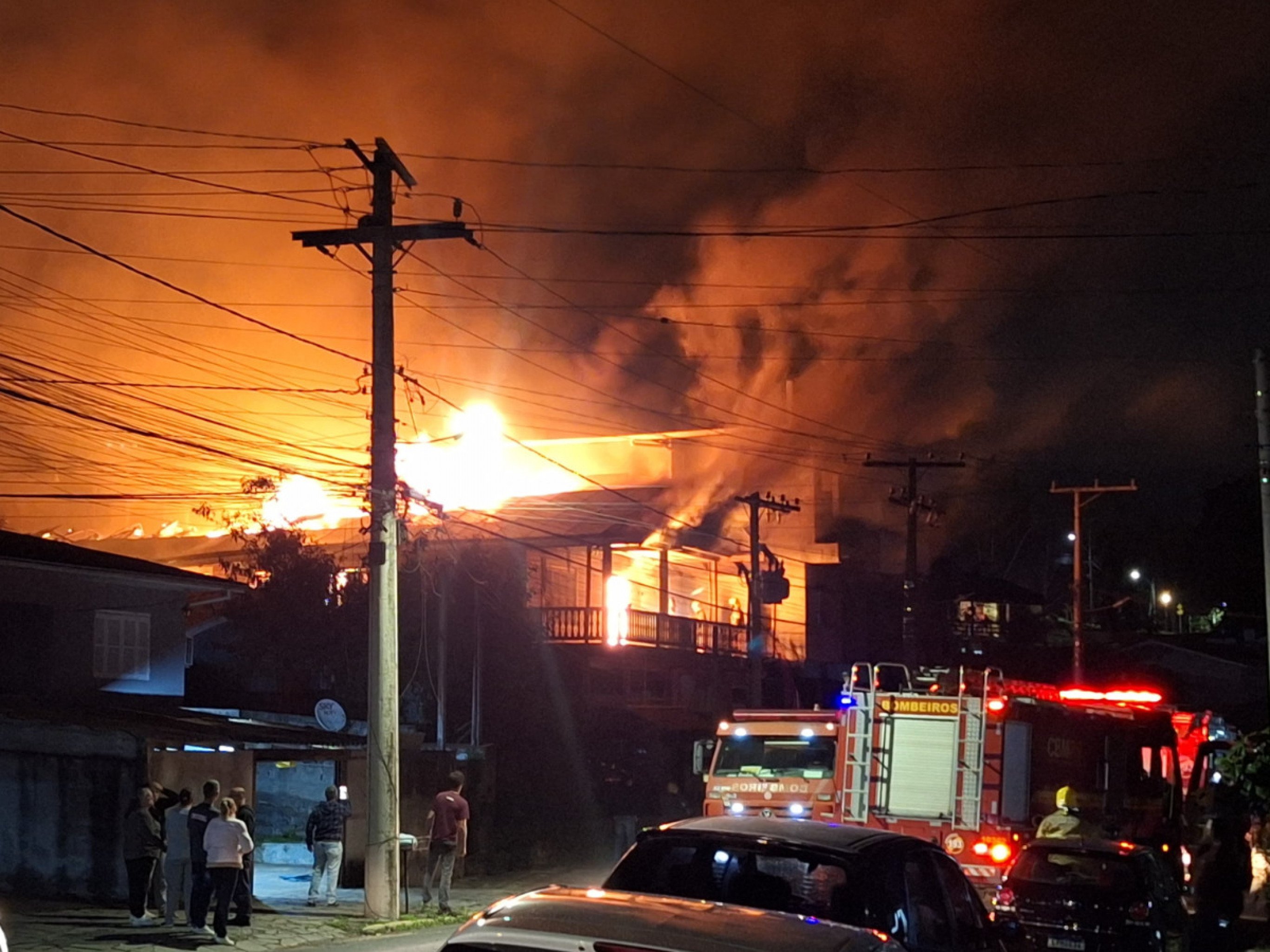 VÍDEO: Casa é atingida por incêndio em Estância Velha