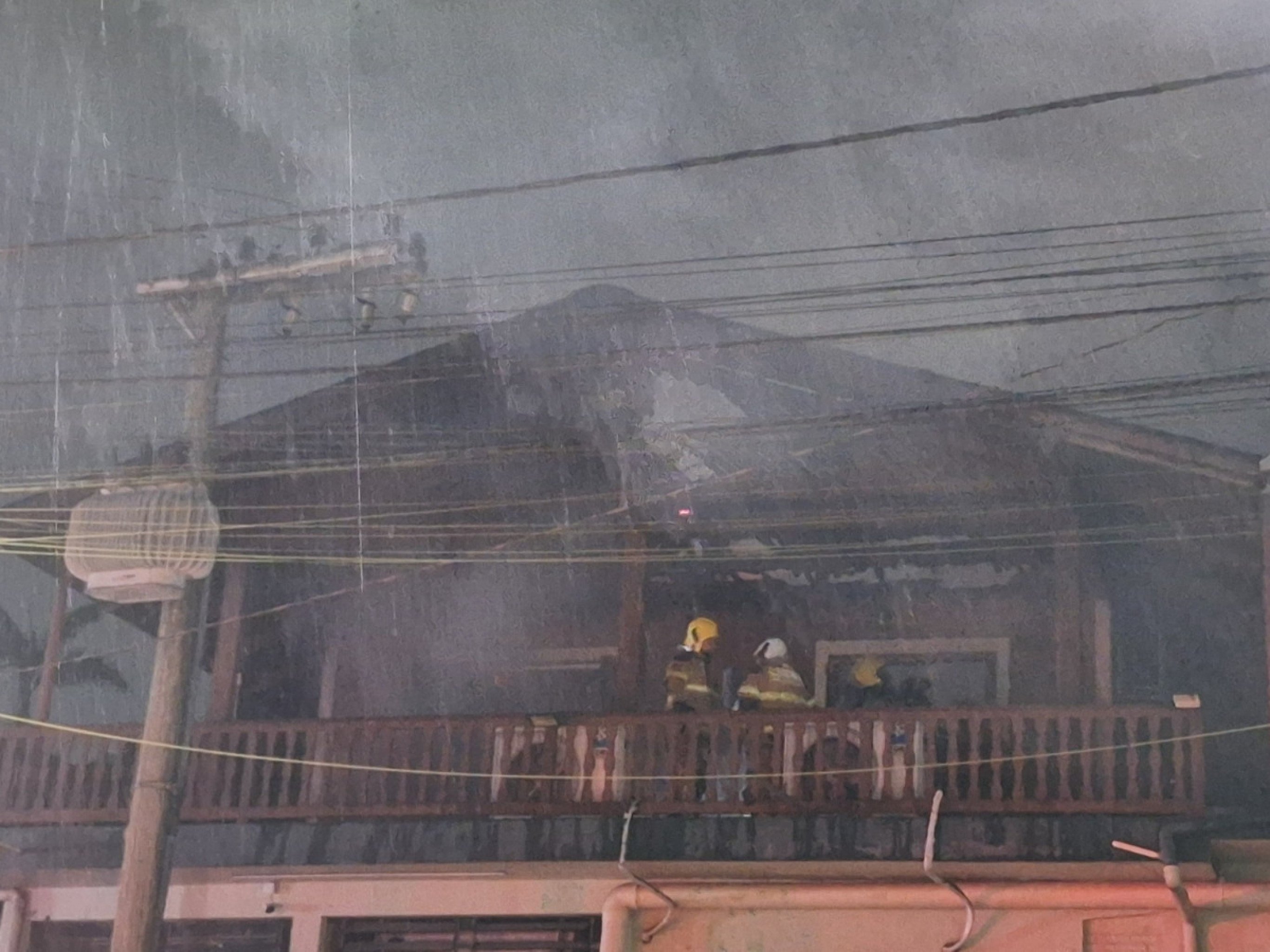 Clientes estavam dentro de mercado quando fogo iniciou em casa no segundo andar