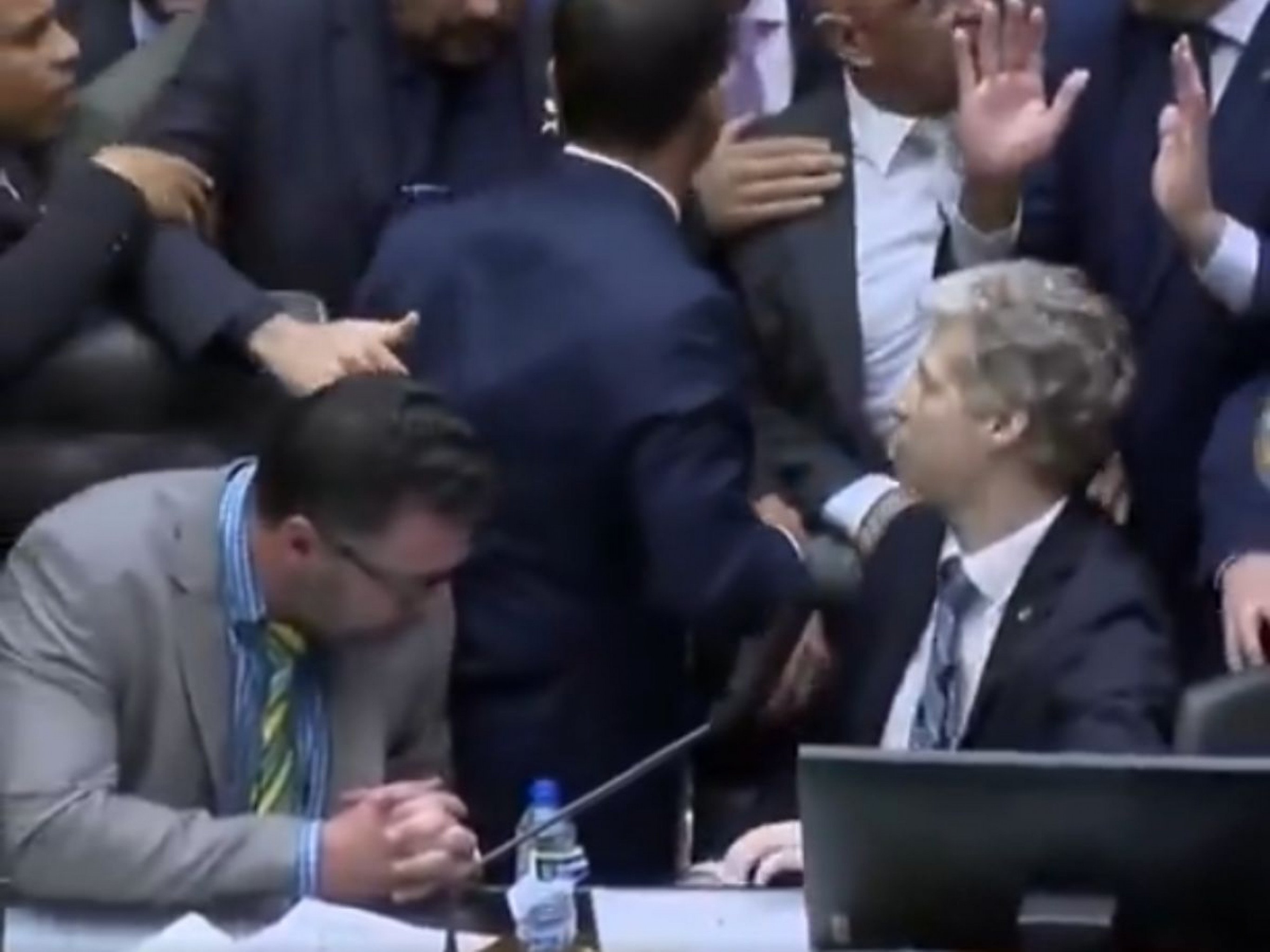 VÍDEO: Veja o momento em que apoiadores de Bolsonaro tentam impedir inicio de sessão; Motta assume cadeira após confusão