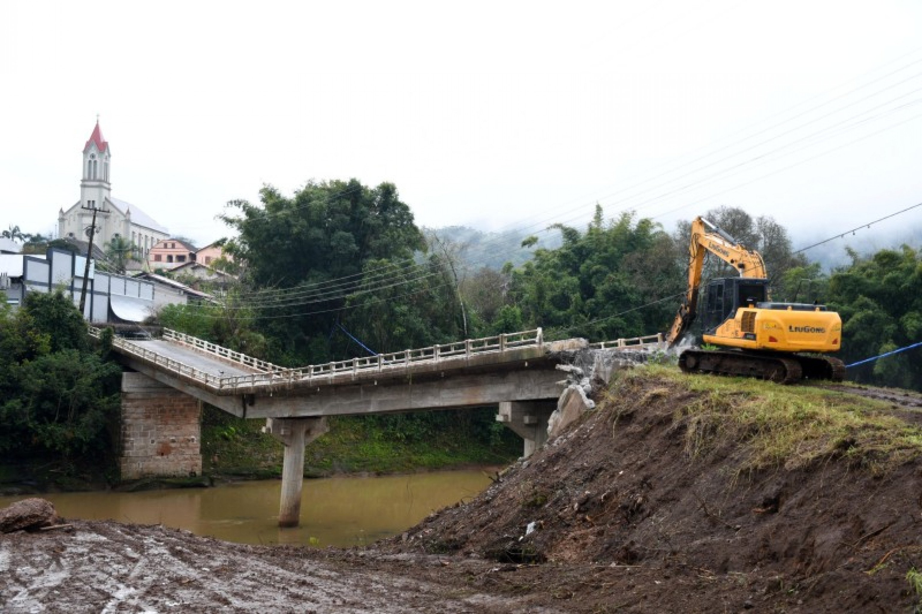 Ponte sobre Rio Cadeia começa a ser demolida na Região das Hortênsias