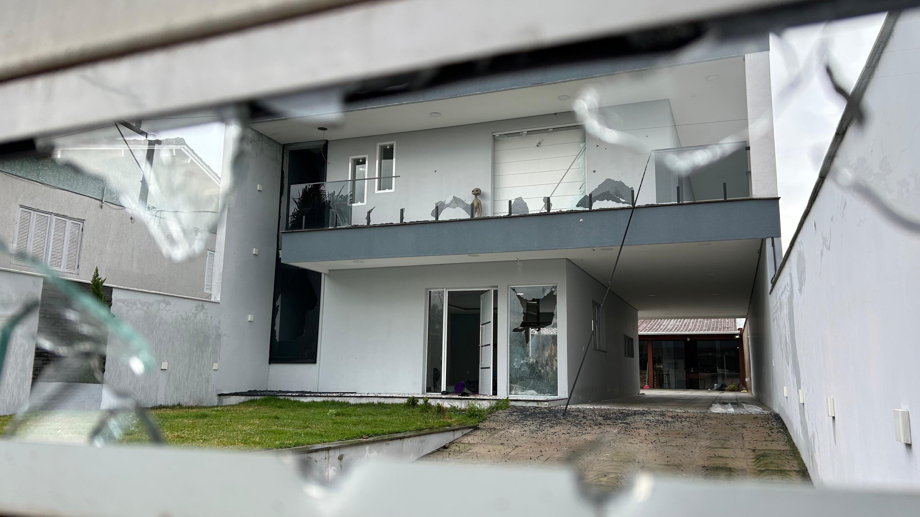 Homem baleado ao ter a casa metralhada revidou disparos; cápsulas de fuzil foram apreendidas no local