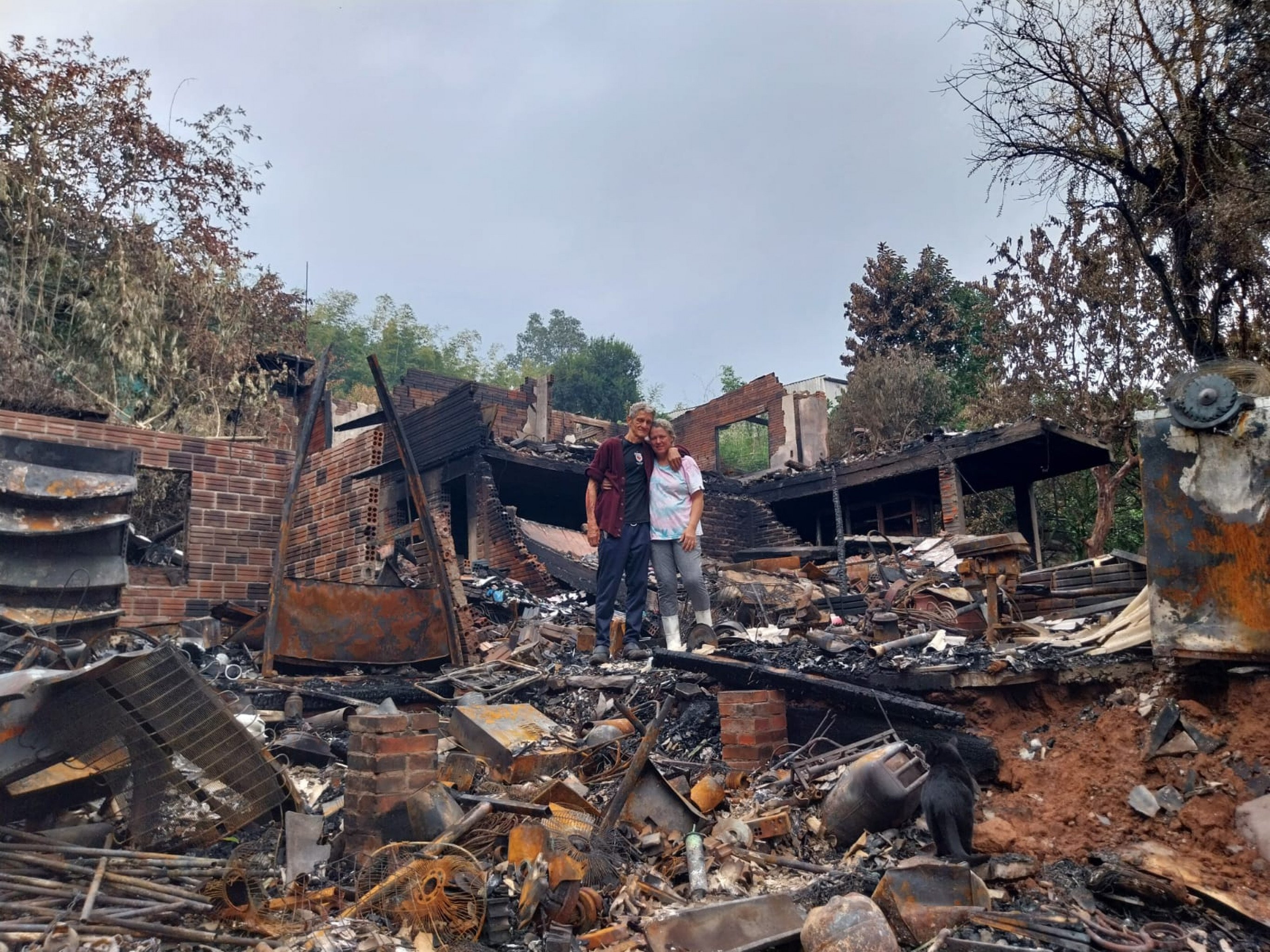 "Eu morri por dentro", diz reciclador de Estância Velha após ter casas destruídas em incêndio; saiba como ajudar