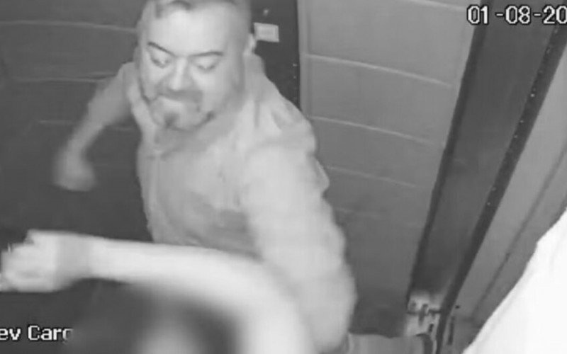 Cleber Lúcio Borges desferiu socos e cotoveladas na companheira dentro de elevador | abc+