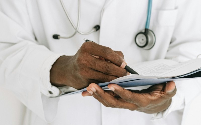 Atestado médico impresso não deixará de valer em 2026, diz CFM | abc+