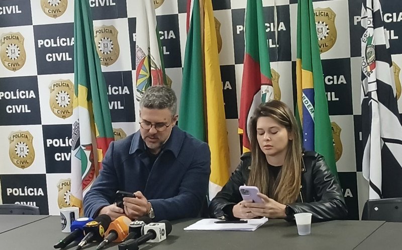 A delegada de Esteio Marcela Smolenaars (à direita), trouxe detalhes sobre o caso do triplo homicídio em coletiva de imprensa