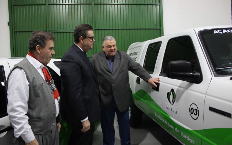 Deputado federal Pompeu de Mattos (à esquerda), ministro Wolney Queiroz (centro) e pres. da Ação Social Santa Isabel, Éverton Alfonsin junto de um dos veículos doados | abc+
