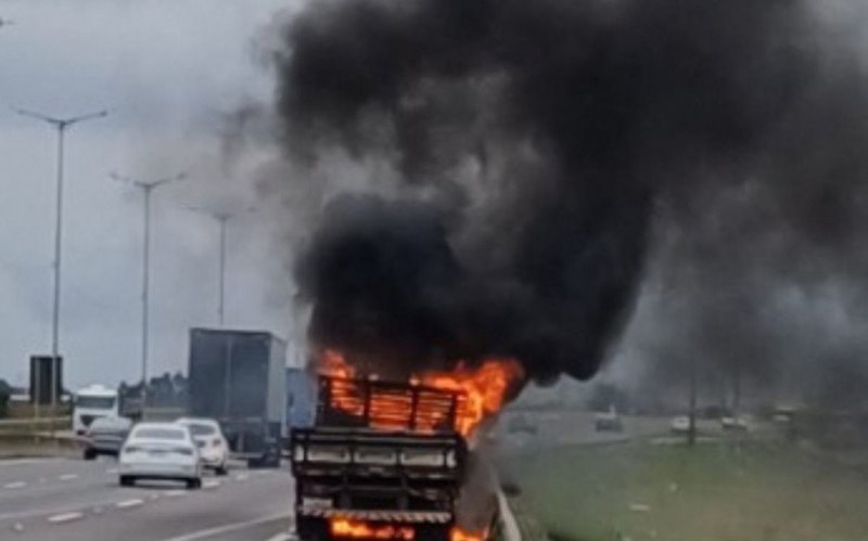 Caminhão pegou fogo na BR-448, em trecho de Canoas, na manhã desta sexta-feira | abc+