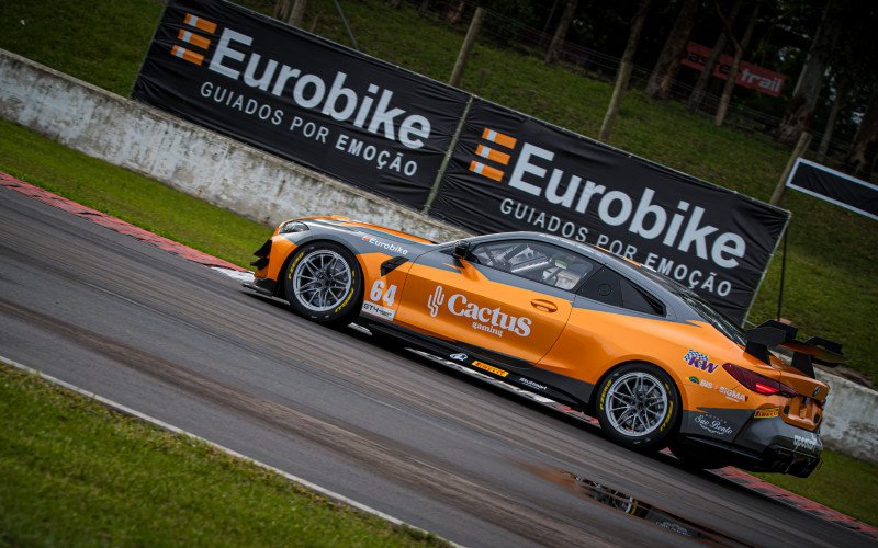 Legenda: BMW M4 GT4 #64 em ação na etapa passada no Velopark, em Nova Santa Rita | abc+