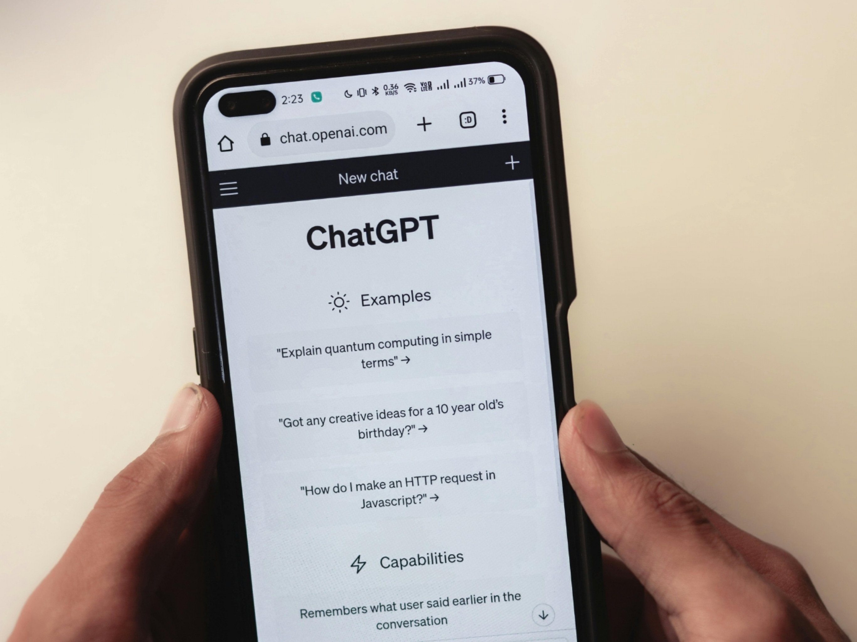 Homem pede IA em casamento e forma trisal com esposa e ChatGPT