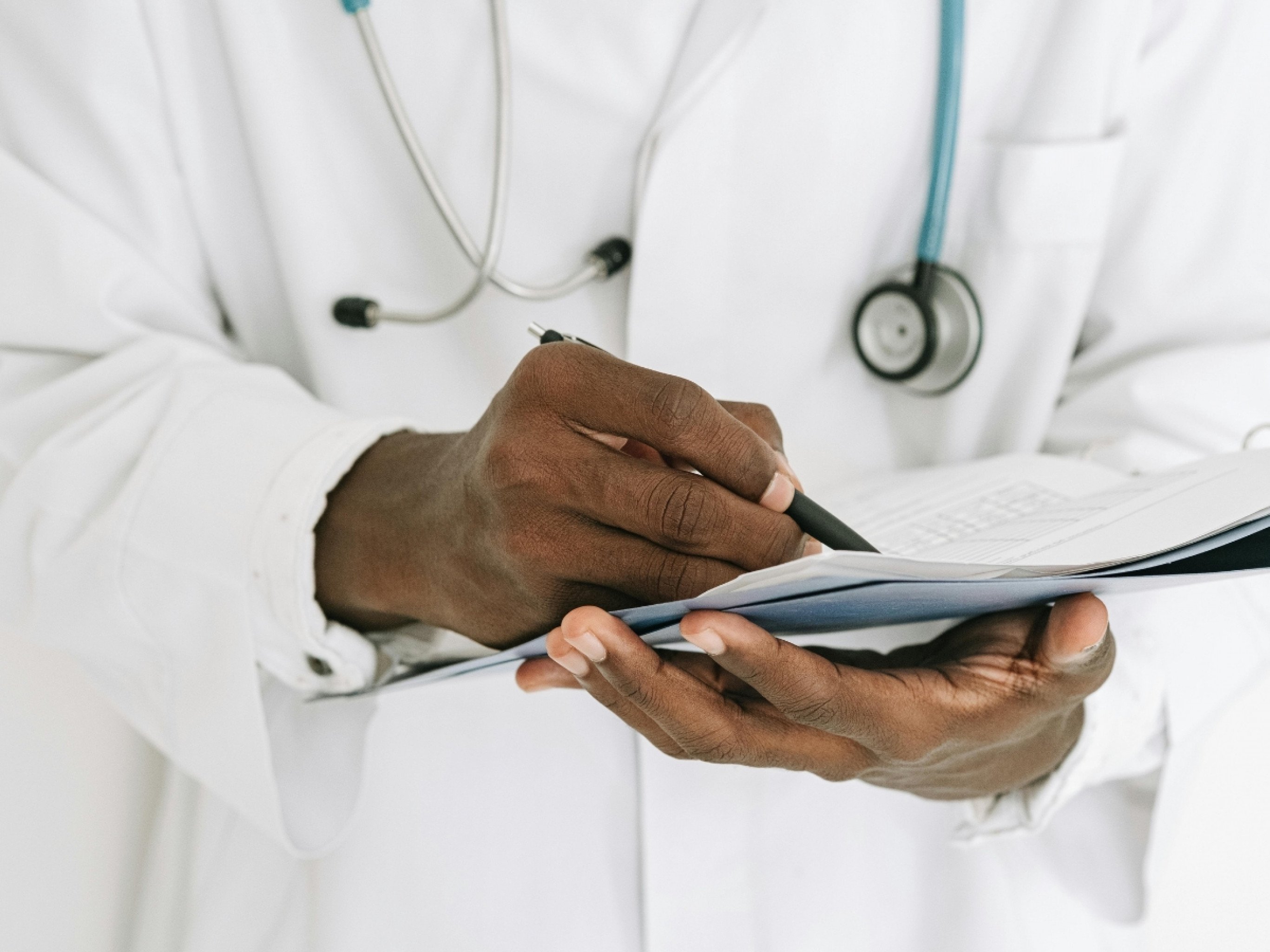 Atestado médico impresso não deixará de valer em 2026, diz CFM