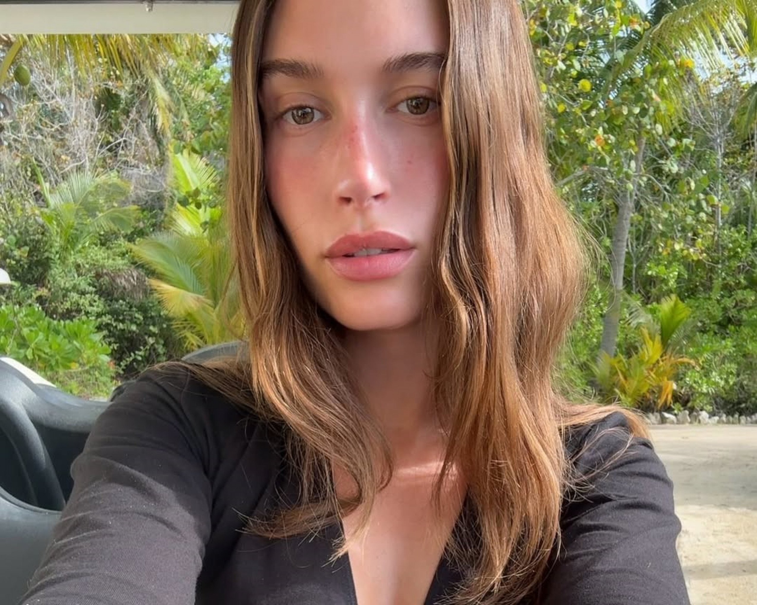 Descobrimos o protetor solar favorito da Hailey Bieber — e ele custa menos de R$100!