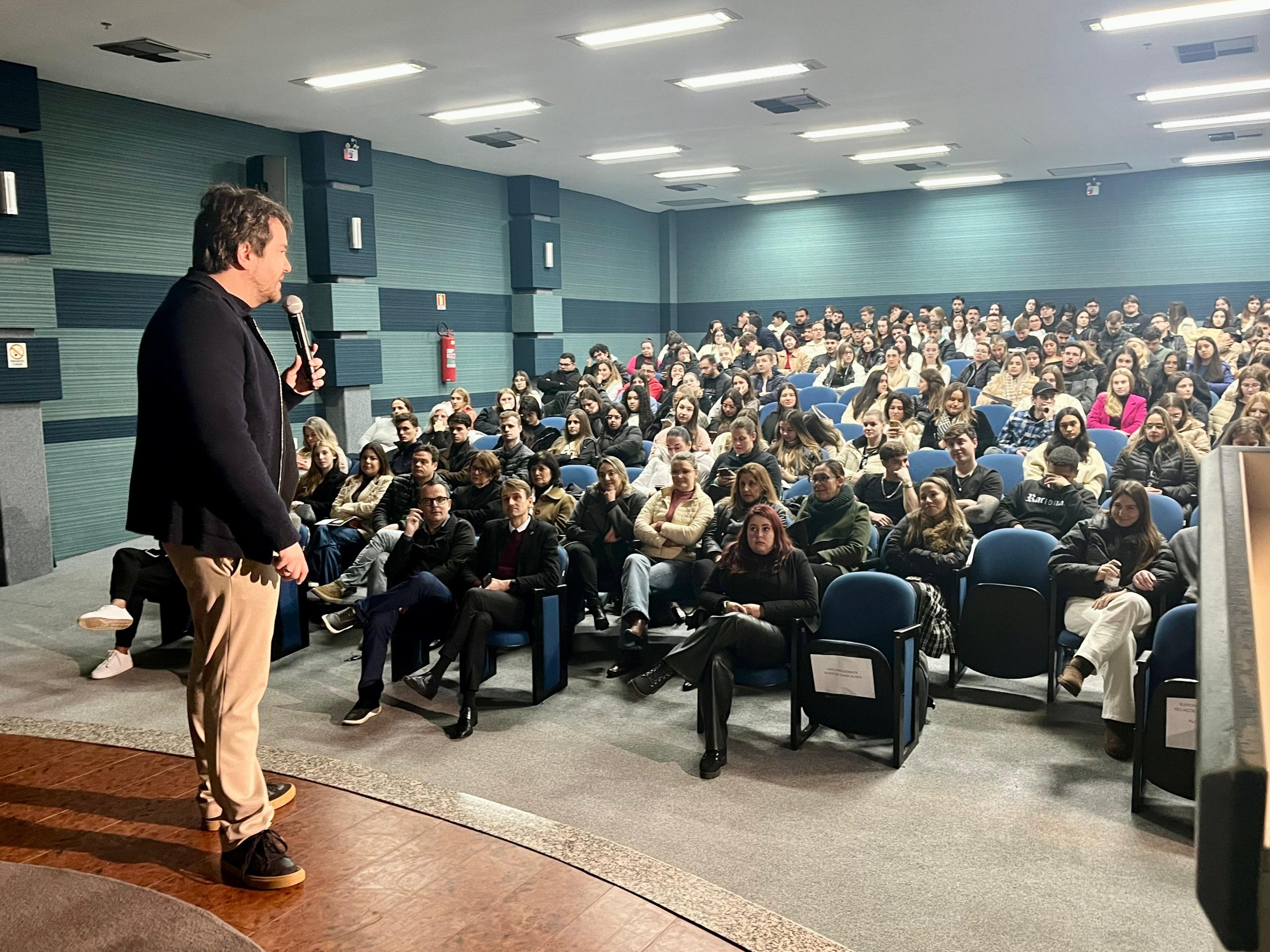 "Médico das estrelas" compartilha experiências na Ulbra
