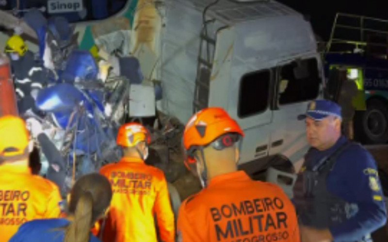 Acidente entre ônibus e carreta deixa 11 mortos e mais de 40 feridos no MT | abc+