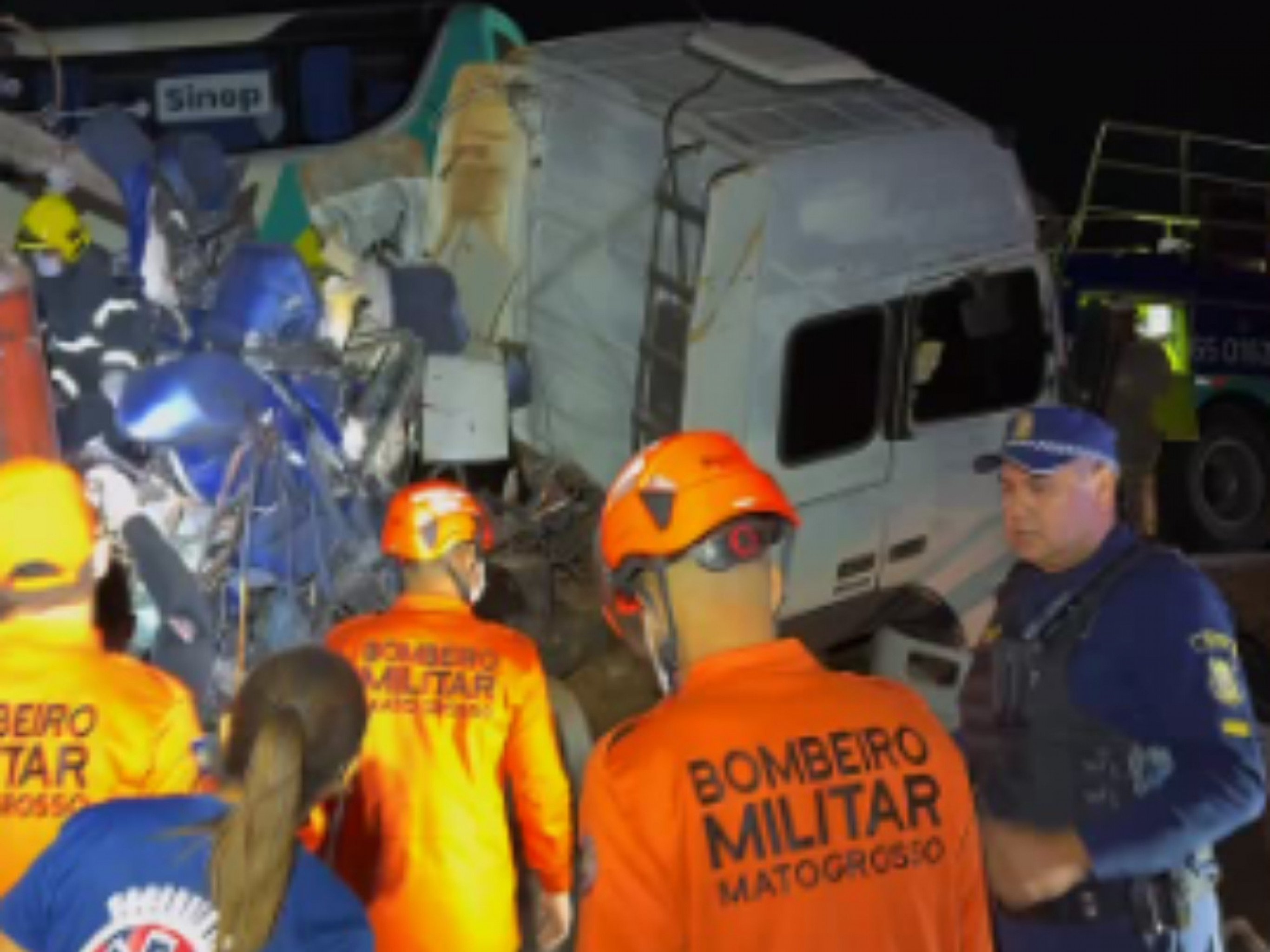 VÍDEO: Acidente entre ônibus e carreta deixa 11 mortos e mais de 40 feridos no MT
