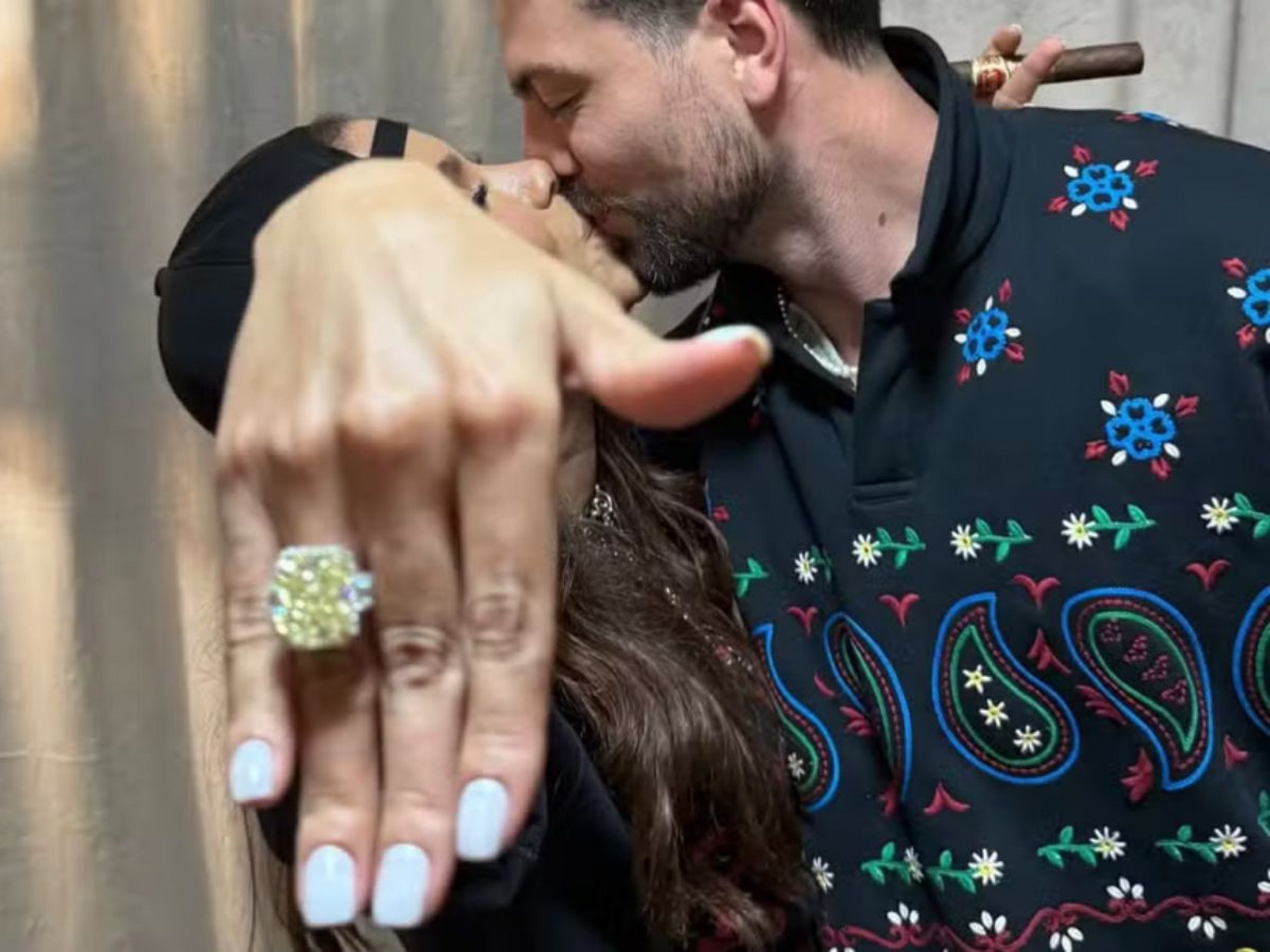 Cantor colombiano insinua que Anitta está noiva; entenda