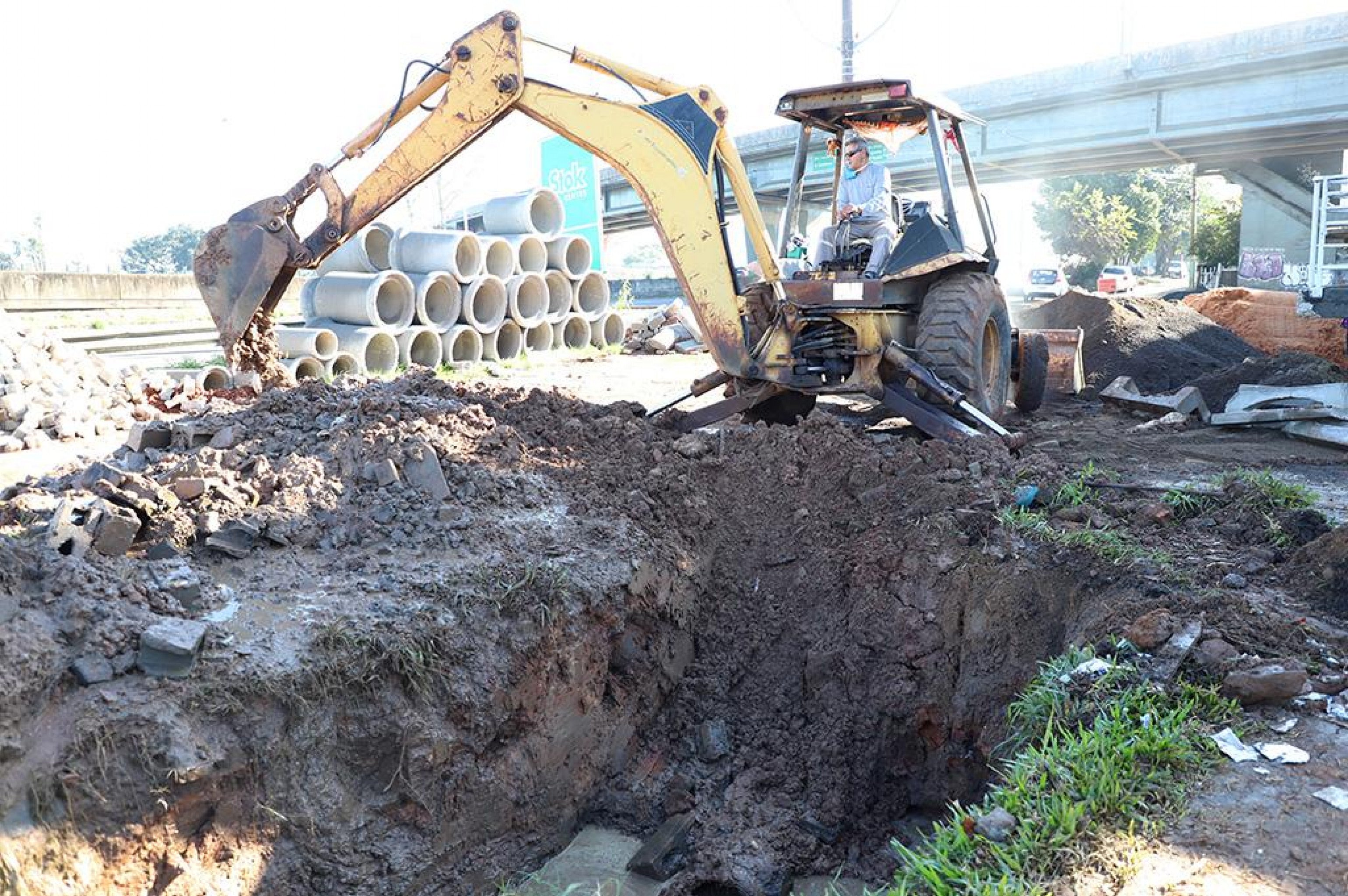 Trabalhos na via lateral da BR-116, que dá acesso à Vila