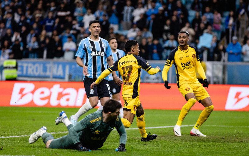 Metheusinho (centro) fez o gol do Sport | abc+