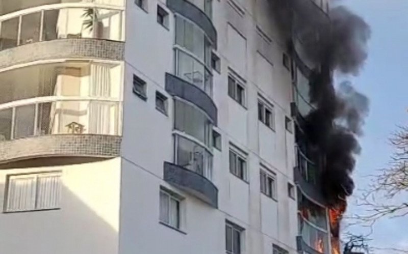 Casal com bebê de dois meses fica preso em varanda durante incêndio em apartamento