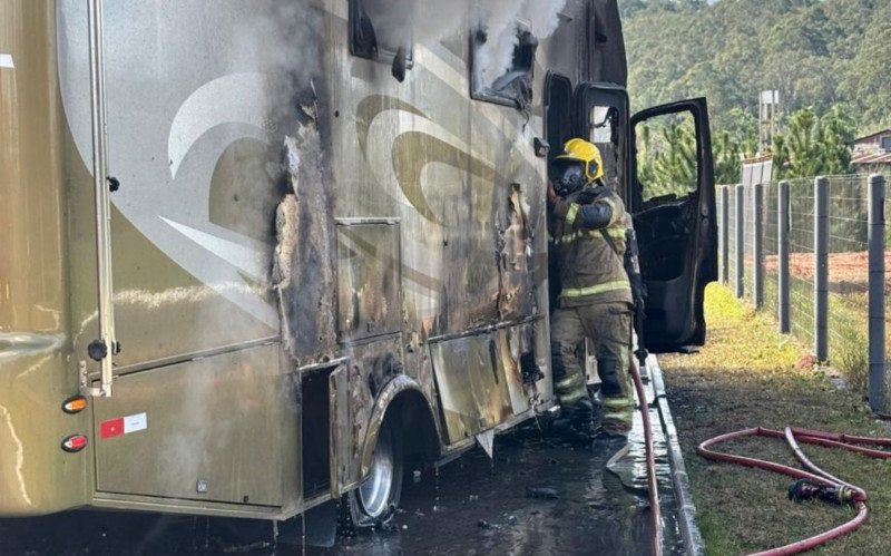 Motorhome pega fogo em Campo Bom | abc+