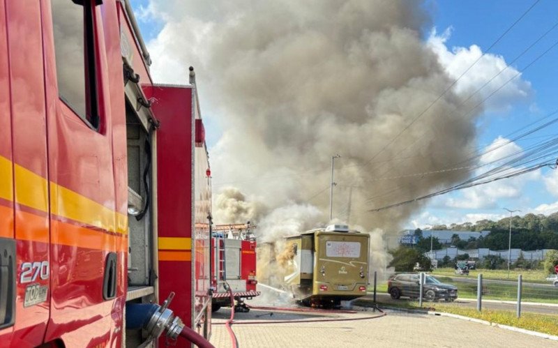 Motorhome pega fogo em Campo Bom | abc+