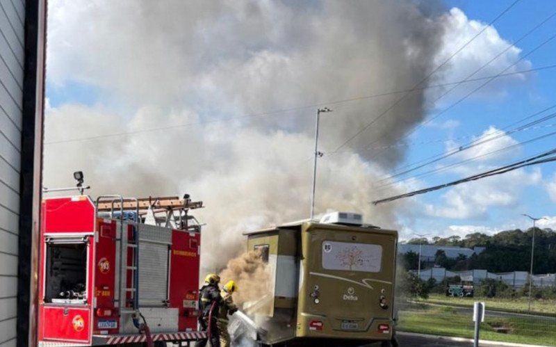 Motorhome pega fogo em Campo Bom | abc+