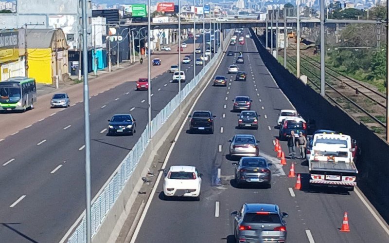 Trânsito na BR-116 acabou com retenção, neste domingo (10), na altura do viaduto da Metrovel, em Canoas | abc+