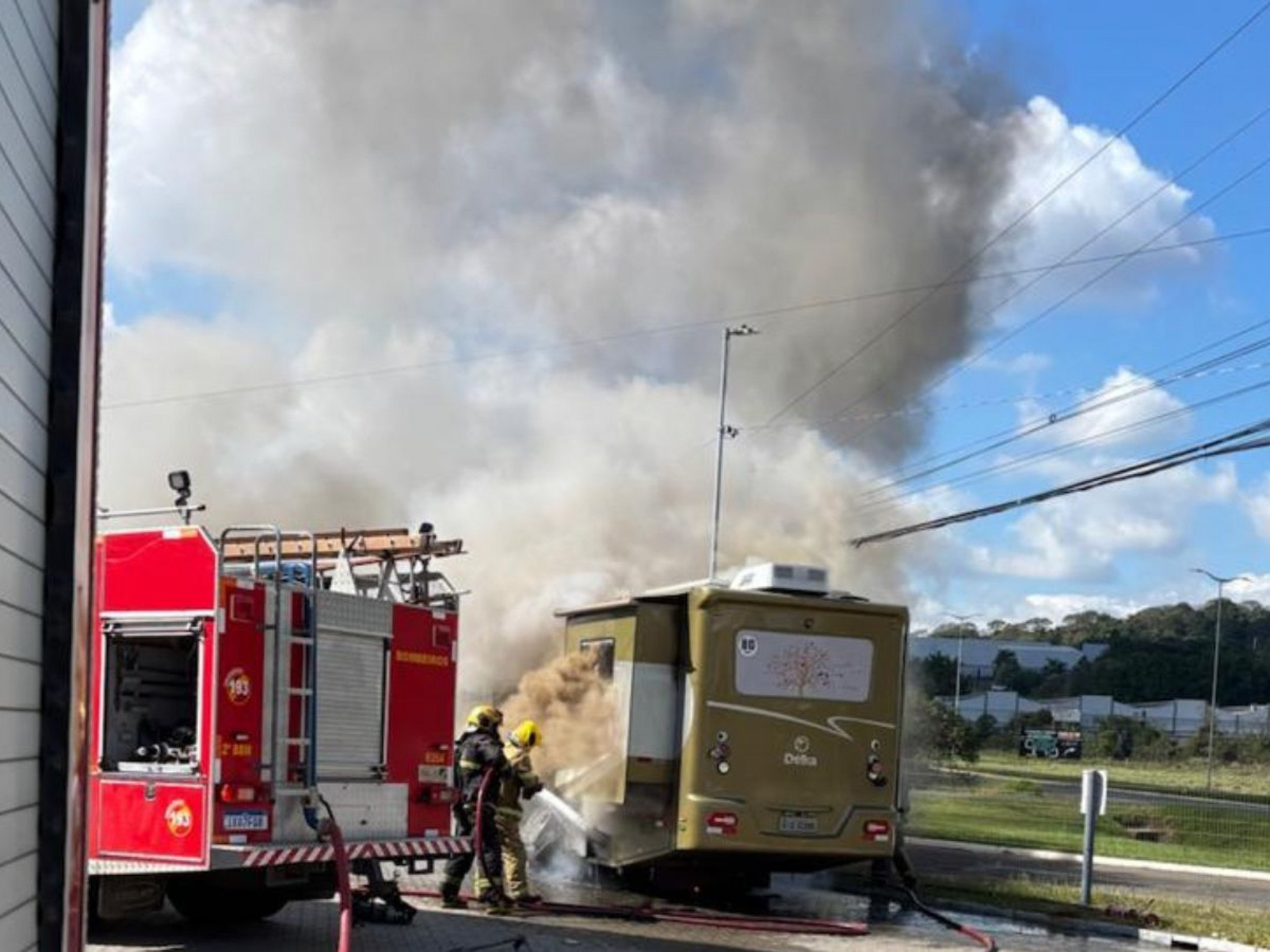 Motorhome pega fogo às margens da RS-239; veja imagens