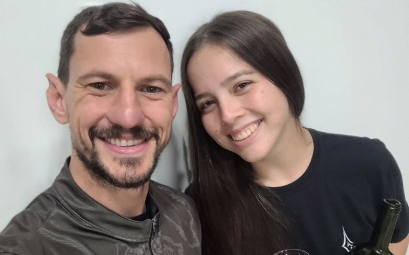 Alex Tibola e a companheira Evelin Priebe | abc+