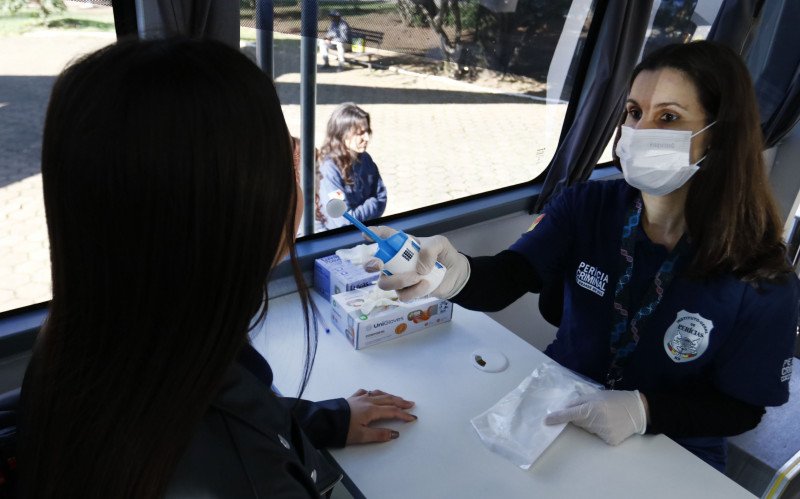 Coleta de DNA foi organizada por peritos do IGP na manhã desta segunda-feira (11) na Praça do Avião | abc+