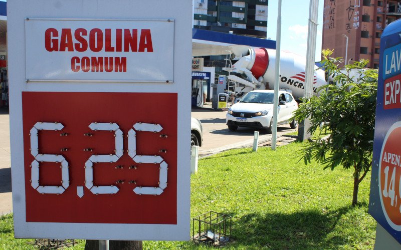 Preço médio de R$ 6,25 é observado na maioria dos postos nesta segunda-feira (11) | abc+