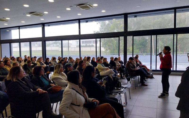 Reunião da Smed ocorreu na manhã desta segunda-feira, antes do recomeço das aulas em Novo Hamburgo | abc+