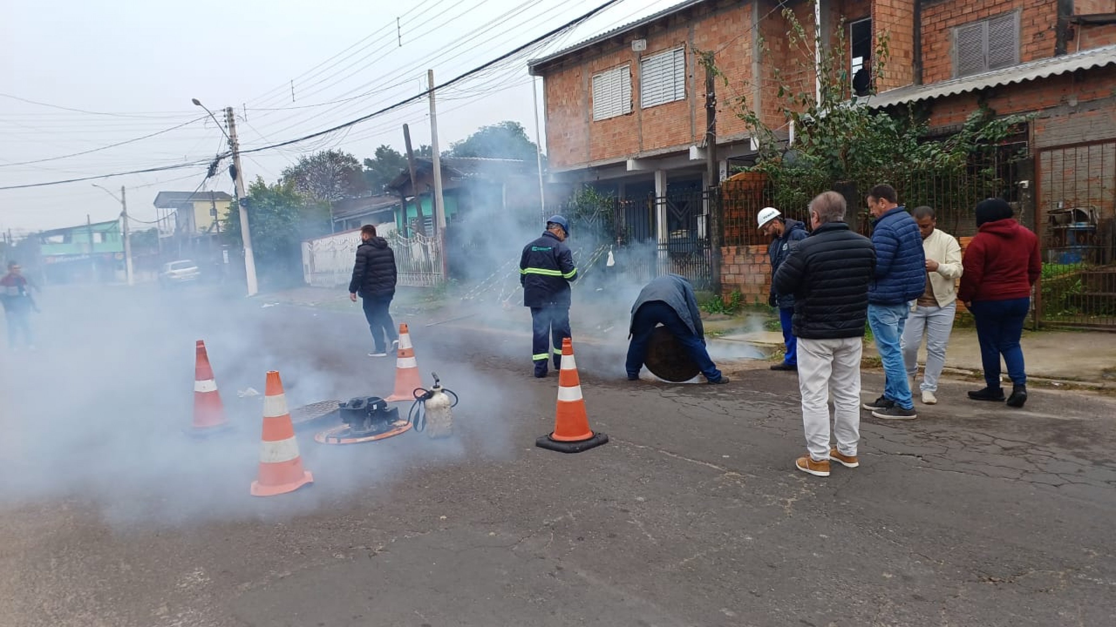 Corsan fiscaliza ligações de drenagem da água de chuvas à rede de esgoto doméstico em Esteio