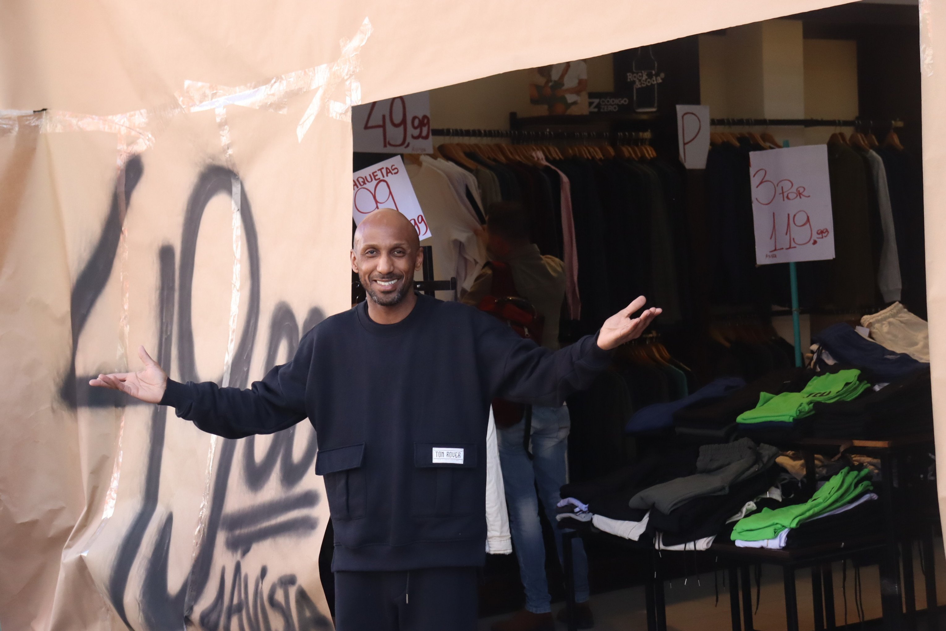 O vendedor Márcio em meio das promoções da loja na Rua Independência