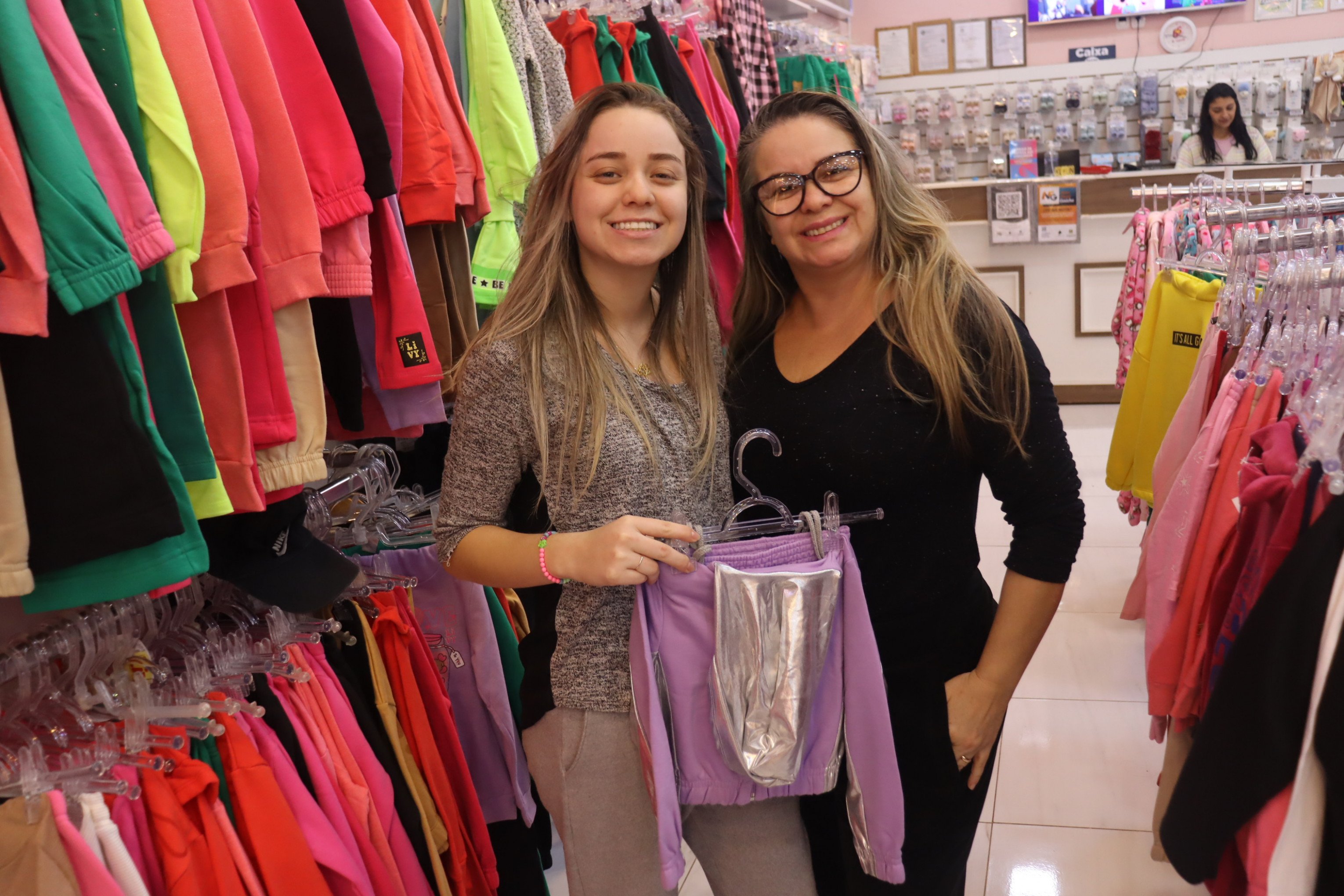 Liquidações de inverno são realizadas na Rua Independência. Na foto, as professoras Joyce Eduarda e Elizete Flores (mãe e filha), aproveitam os descontos em roupas infantis.