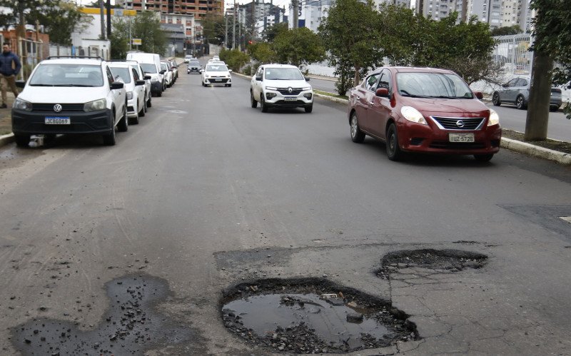 Cratera na Rua Dr. Barcelos requer atenção dos motoristas | abc+