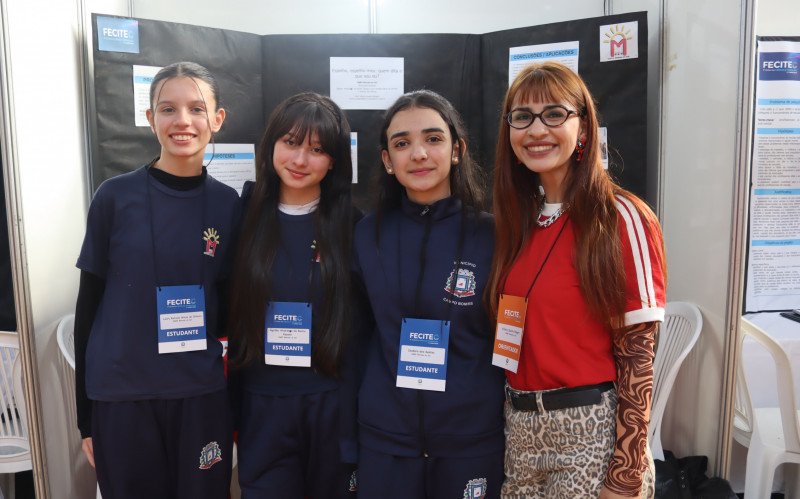 Alunas Laura de Oliveira, Ágatha Kayser e Isadora dos Santos com a orientadora Vitória Wingert | abc+