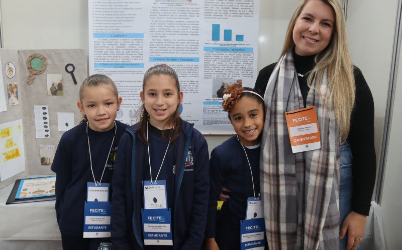 Alunas Luiza Paz, Geovanna Silva e Eduarda Padilha com a orientadora Nathalia Soares. | abc+
