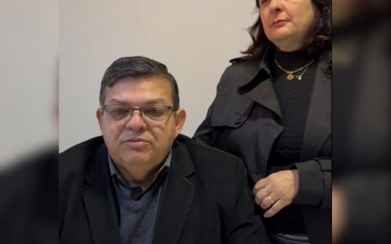 Volmir Rodrigues gravou um vídeo emocionado ao lado da esposa, Maria da Glória falando sobre o filho Vítor | abc+