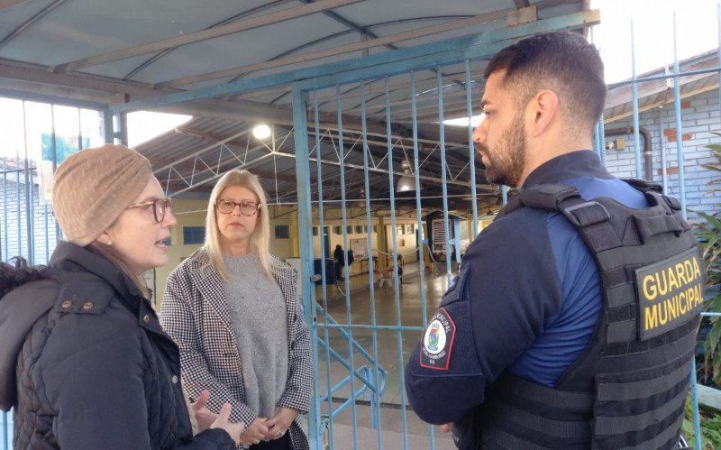 Diretora da Elvira Brandi Grin, Franciele Ulrich, e coordenadora do Educação de Jovens Adultos (EJA) da Smed, Cristiane Pires Guimarães, com agente da Guarda Municipal | abc+