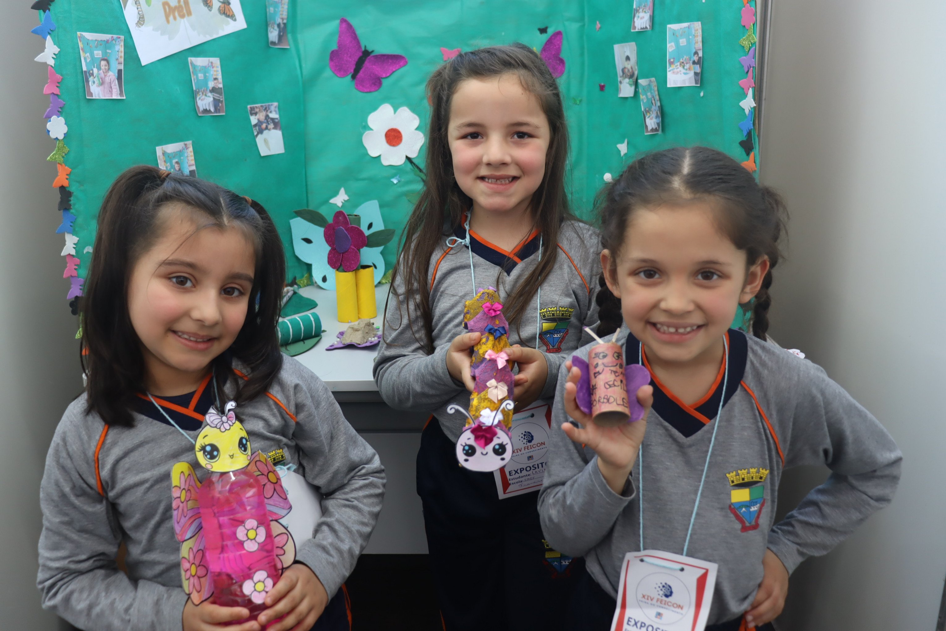 Na 14ª Feicon, as estudantes Marjorie, Lavínia e Maria Cecília mostram o que aprenderam com o projeto A Lagarta e a Borboleta, da Emef Francisco Greiss