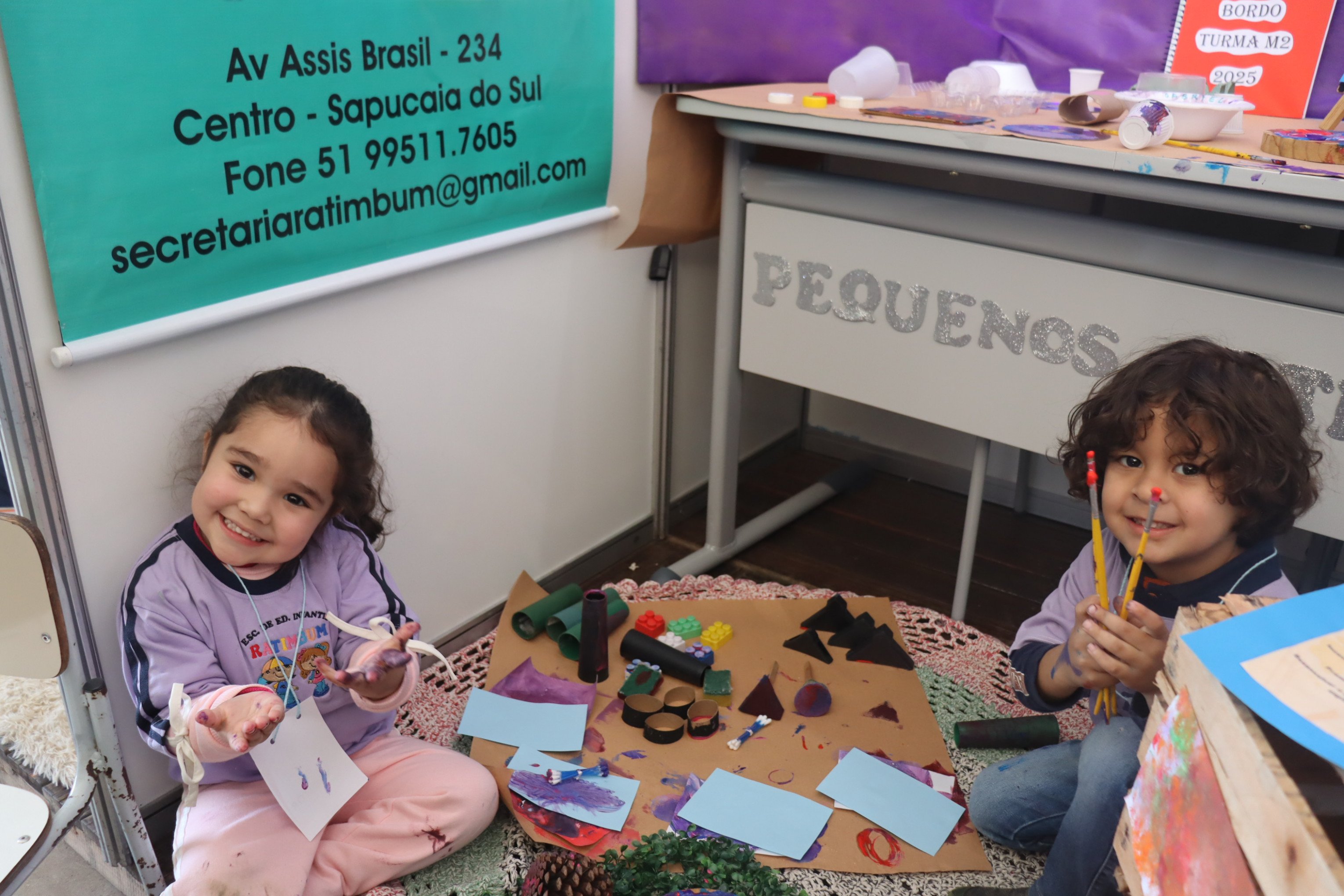 Cecília Lacerda e Joaquim Gonçalves pintam com itens da natureza no projeto da Emef Francisco Greiss na 14ª Feicon