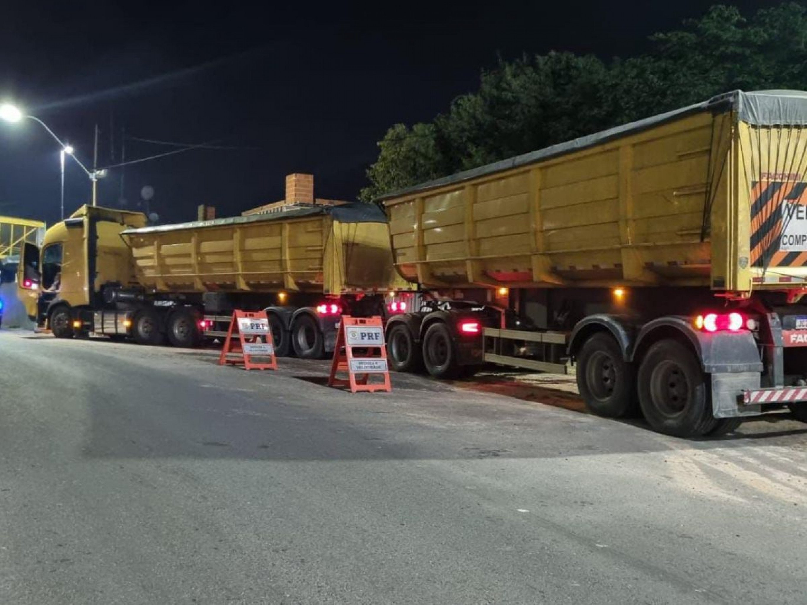 BR-116: Carreta com quase R$ 100 mil em multas é flagrada com 47 toneladas de excesso de peso