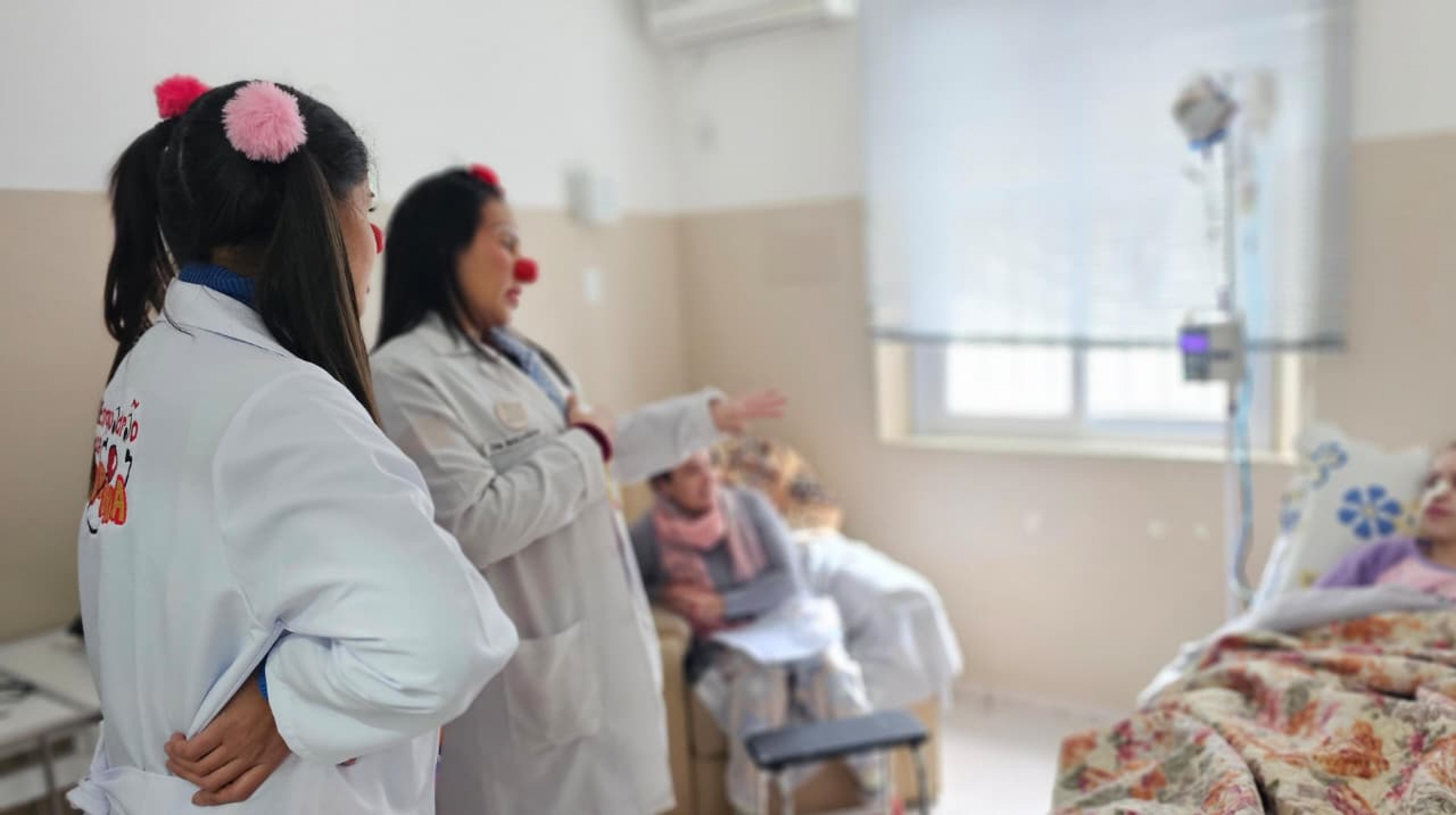 Voluntários levam alegria e descontração para crianças internadas no Hospital Centenário