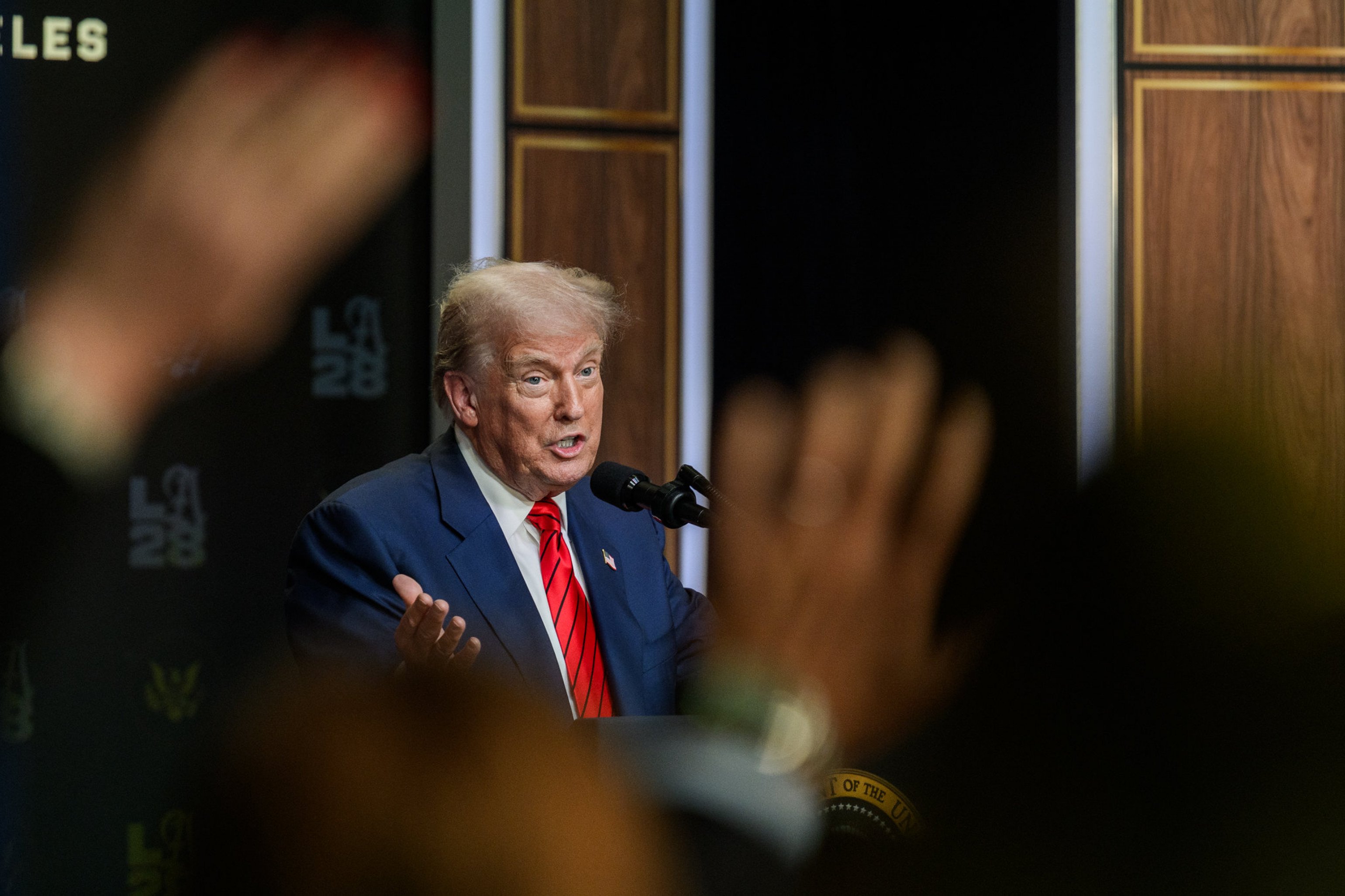 Trump diz que EUA calculam "grande aumento de tarifas" sobre a China
