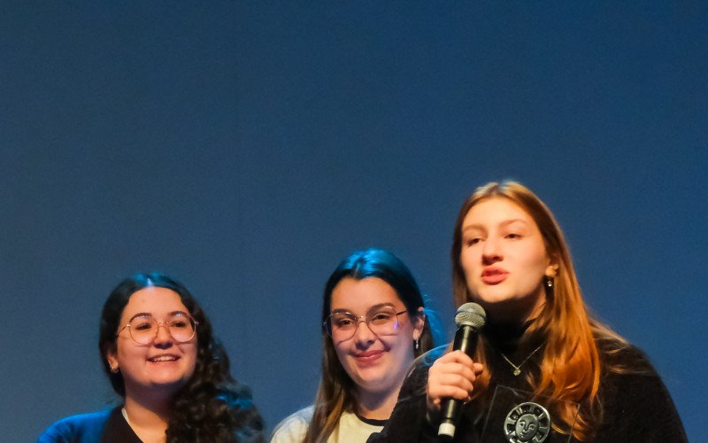 Luísa Kayser de Azeredo, Isabella Becker Notari e Fernanda Daou Scholer, do Colégio Sinodal Portão, recebem o prêmio Melhor Direção - Ensino Médio pelo filme Amigos/Amores de Infância, na 1.ª Mostra Nacional de Cinema Estudantil do Educa Vídeo do Festival de Cinema de Gramado