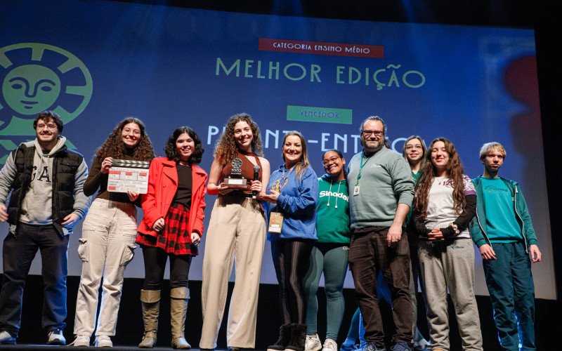 Equipe do filme premiado Pronta-Entrega do Colégio Sinodal São Leopoldo na 1ª Mostra Nacional de Cinema Estudantil Educavídeo do 53º Festival de Cinema de Gramado