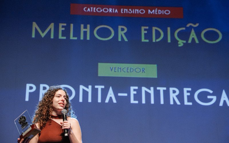 Marina Ritter, do Colégio Sinodal, de São Leopoldo, recebe o prêmio Melhor Edição - Ensino Médio pelo filme curta Pronta-Entrega, na 1.ª Mostra Nacional de Cinema Estudantil do Educa Vídeo do Festival de Cinema de Gramado