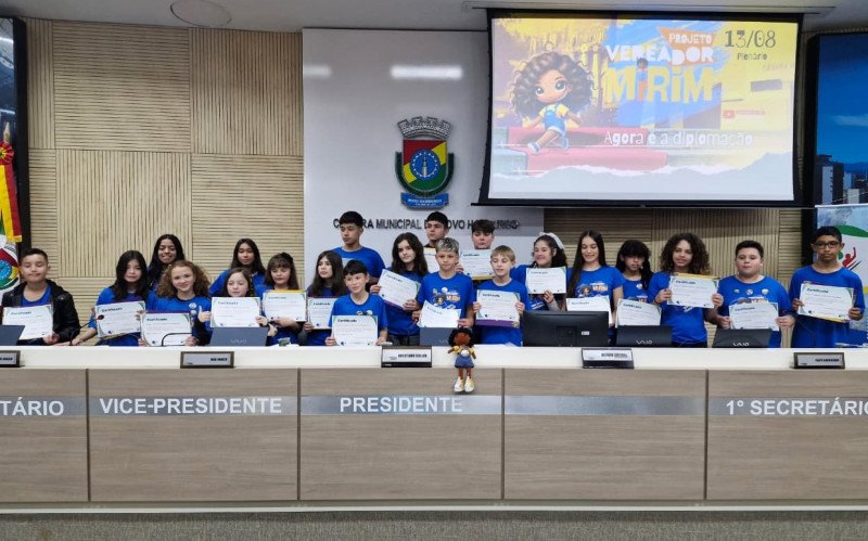 Ao todo, 14 vereadores e sete suplentes foram diplomados na tarde desta quarta-feira (13)