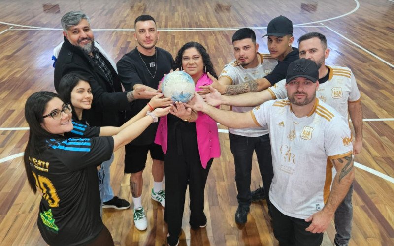 Representantes da organização e de times que disputarão a Copa São Léo de Futsal